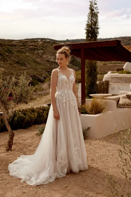 Traje de novia corte princesa con encaje, pedreria y espalda semitransparente