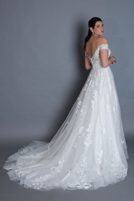 Traje de novia corte princesa con encaje, transparencias y escote barco