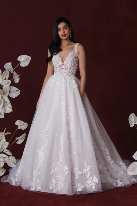 Traje de novia corte princesa con encaje, tul plumetti y escote en V