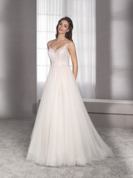 Traje de novia corte princesa con encaje y falda de tul