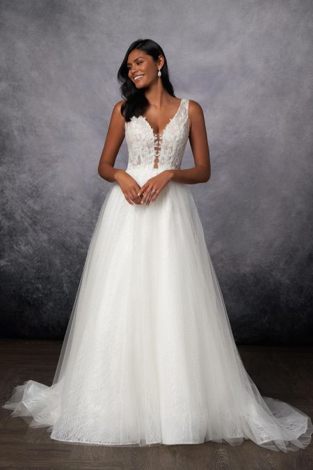 Traje de novia corte princesa con falda brillante, escote pronunciado y espalda efecto tatoo