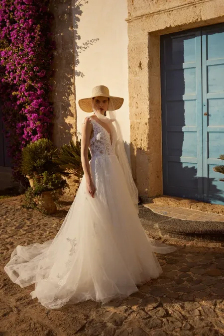 Traje de novia corte princesa con falda de tul, cuerpo de encaje y espalda en V