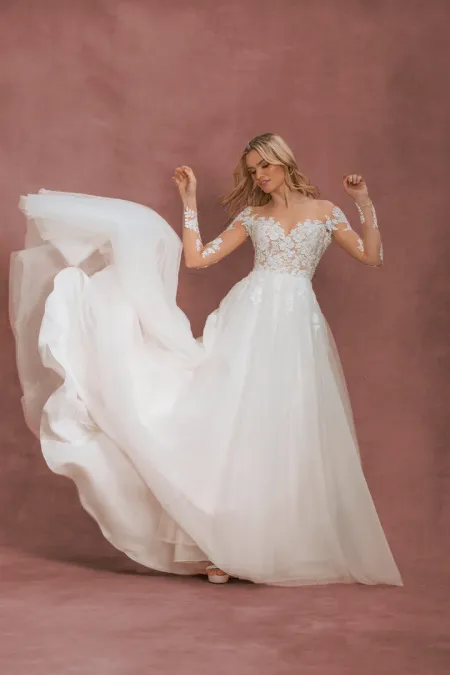 Traje de novia corte princesa con mangas de encaje, espalda efecto tatoo y falda de tul