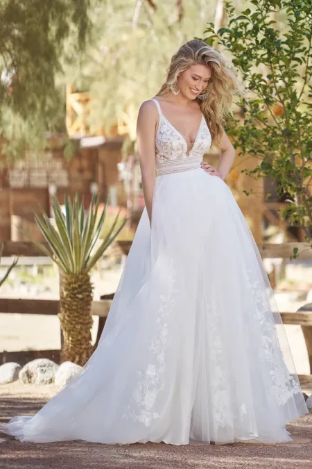 Traje de novia corte princesa con transparencias y encajes