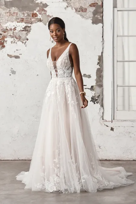 Traje de novia corte princesa con transparencias laterales, encaje y pedreria