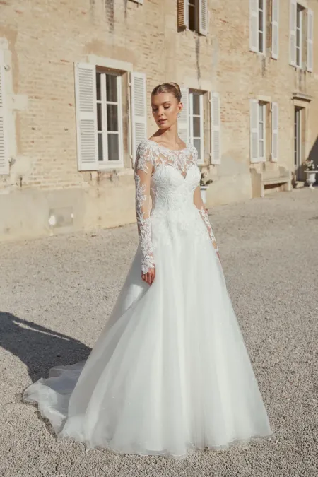 Traje de novia corte princesa de cintura baja con bordados en pedreria 