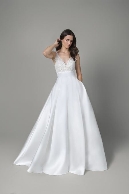 Traje de novia corte princesa de mikado con espalda abierta y cuerpo de lentejuelas