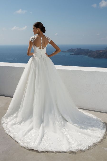 Traje de novia corte princesa de talle bajo con escote de encaje ilusión