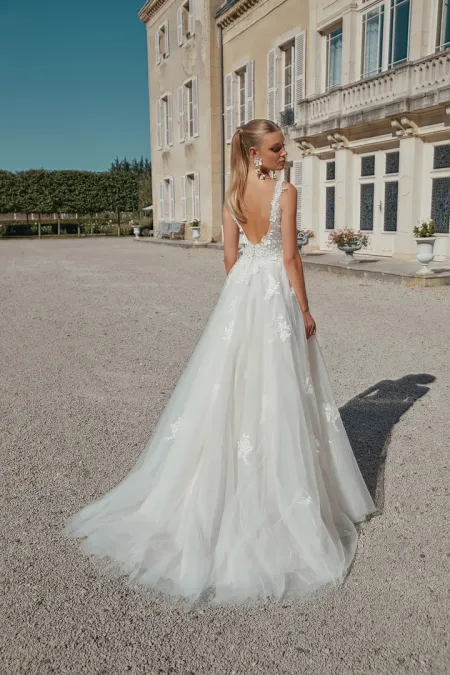 Traje de novia corte princesa de tul y encaje con escote pronunciado y espalda abierta