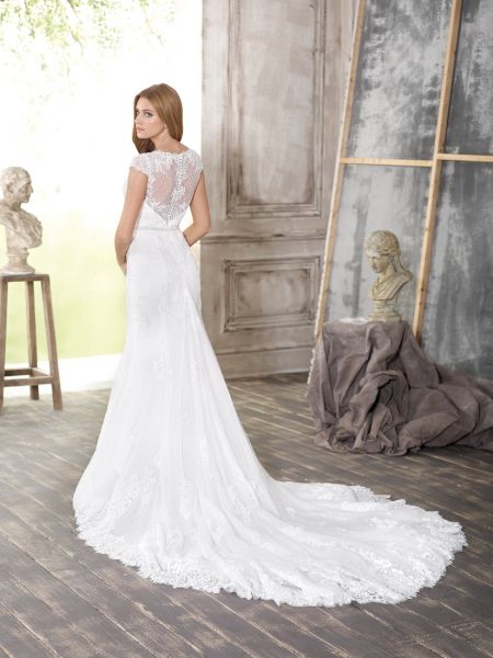 Traje de novia corte recto con encaje y detalles en pedreria