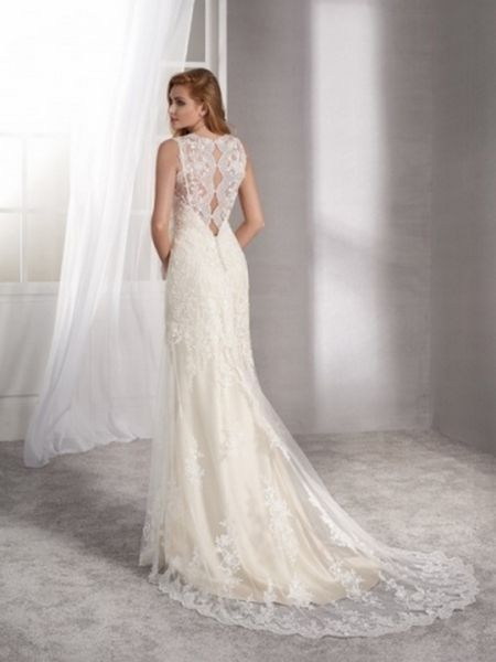 Traje de novia corte recto con encaje y guipur