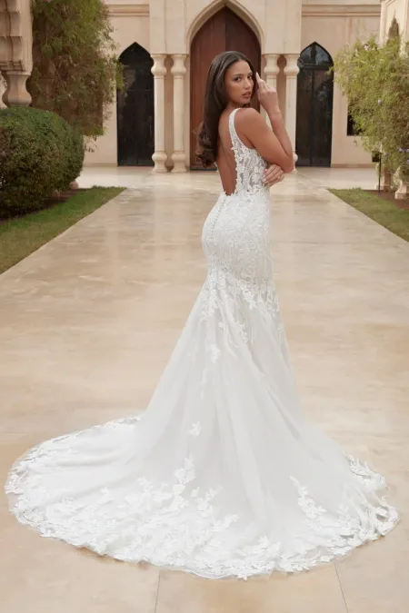 Traje de novia corte sirena con bordados en pedreria y perlas