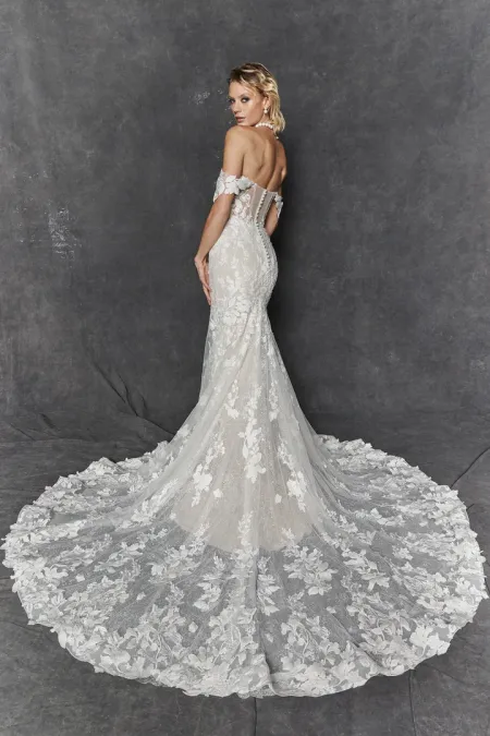 Traje de novia corte sirena con corpiño y bordados en encaje y pedreria