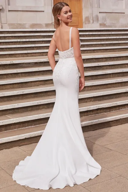 Traje de novia corte sirena con cuerpo de encaje y espalda recta