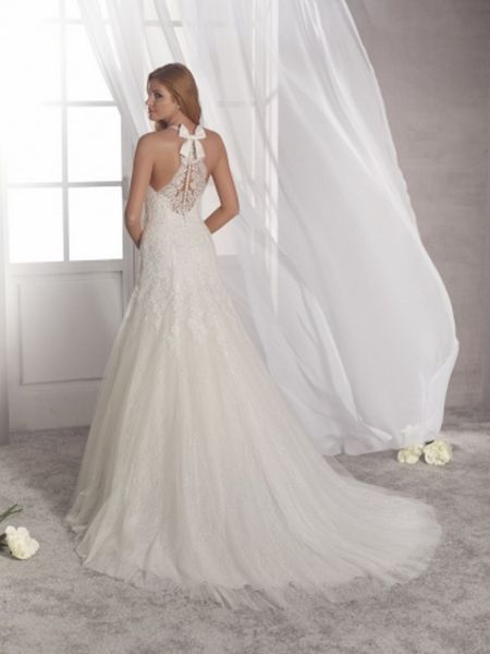 Traje de novia corte sirena con encaje, cuello halter y escote en la espalda