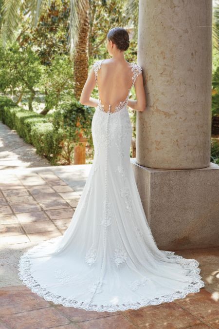 Traje de novia corte sirena con encaje, detalles en pedreria y espalda abierta y transparencias