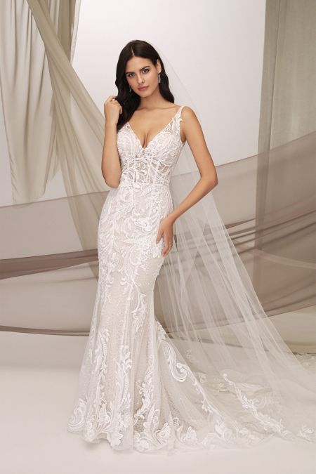 Traje de novia corte sirena con encaje ilusion, pedreria y escote en pico