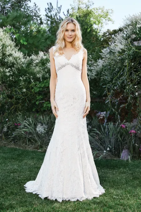 Traje de novia corte sirena con encaje y detalles en pedreria