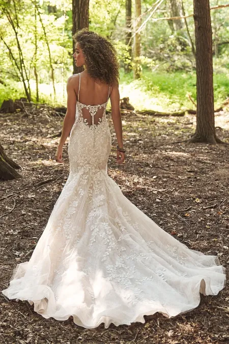 Traje de novia corte sirena con espalda semitransparente y tirante fino
