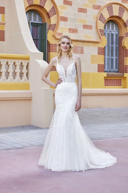 Traje de novia corte sirena con guipur, espalda en pico y transparencias