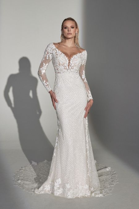 Traje de novia corte sirena con mangas, redecilla inglesa, pedreria y escote en la espalda