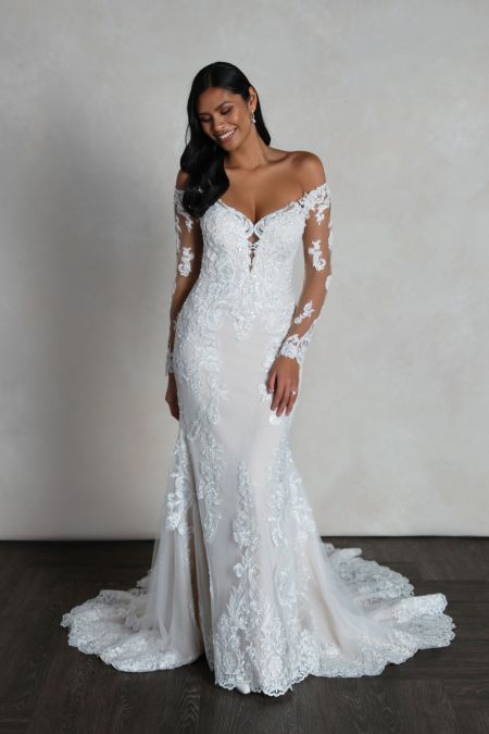 Traje de novia corte sirena con mangas y espalda semitransparente con detalles en pedreria y encaje