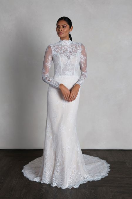 Traje de novia corte sirena de chantilly con mangas y transparencias