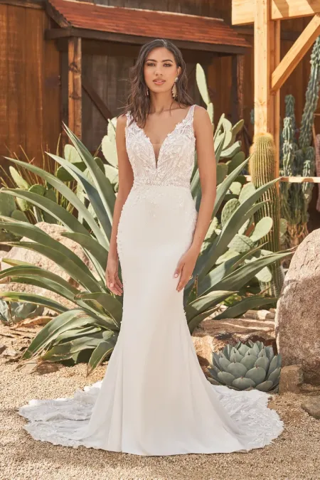 Traje de novia corte sirena de crepe con bordados de encaje y pedreria