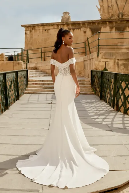 Traje de novia corte sirena en crepe con detalles de encaje y pedreria