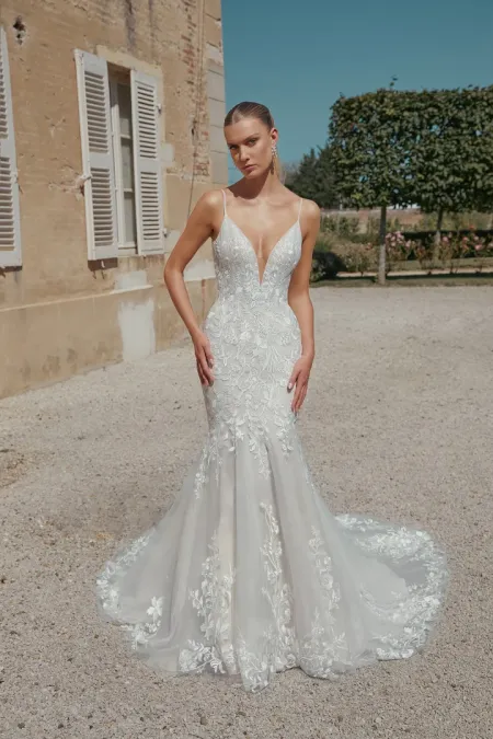 Traje de novia corte sirena trompeta con bordados y suave plisado de tul
