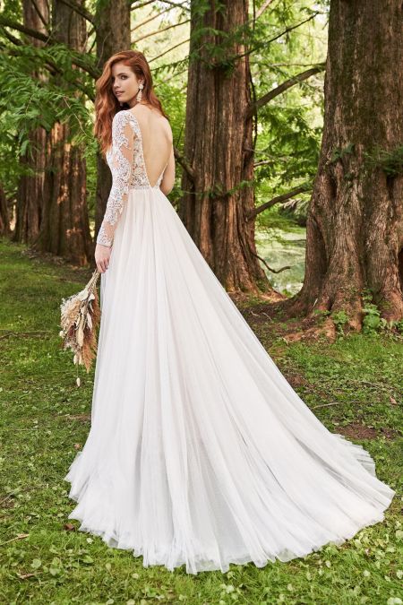 Traje de novia de manga larga en malla inglesa con escote en la espalda