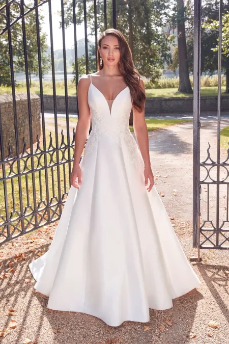 Traje de novia de mikado con cintura bordada en encaje