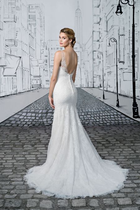 Traje de novia entallado con encaje chantilly, detalles en pedreria y espalda abierta