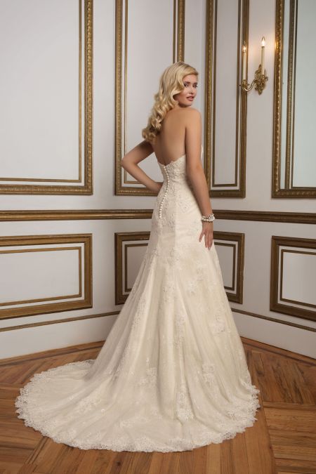 Traje de novia entallado con encaje chantilly y detalles en pedreria