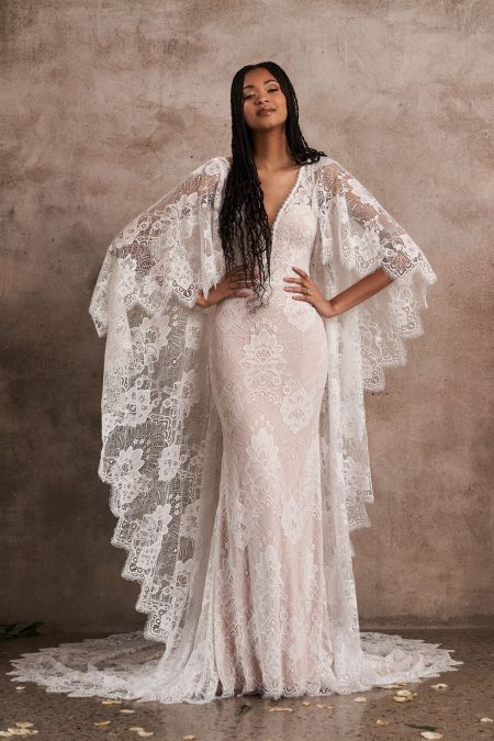 Traje de novia boho entallado de encaje con mangas mariposa y espalda abierta