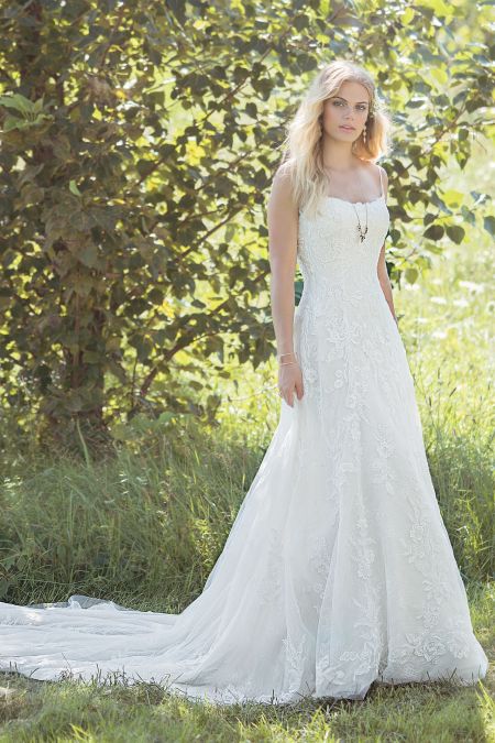 Traje de novia evasé bordado en encaje y pedreria