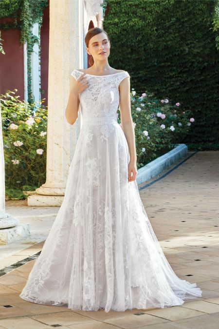 Traje de novia evasé con capa interior de tul brillante con motivo floral y encaje