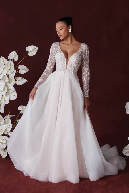 Traje de novia evase con cuerpo bordado en pedreria, mangas y espalda abierta