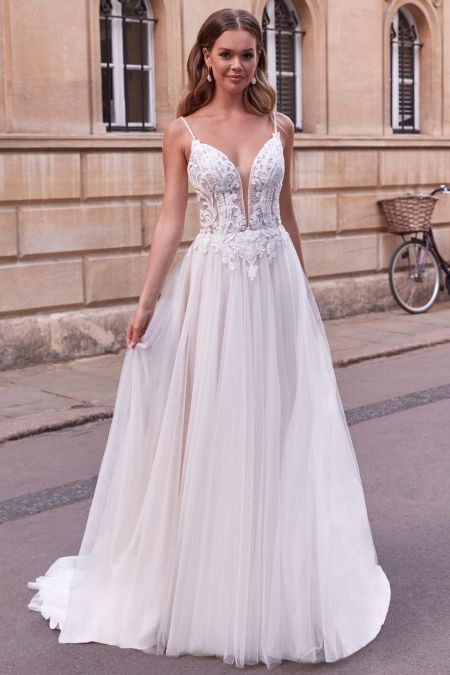 Traje de novia evasé con escote pronunciado, encaje y falda de redecilla inglesa