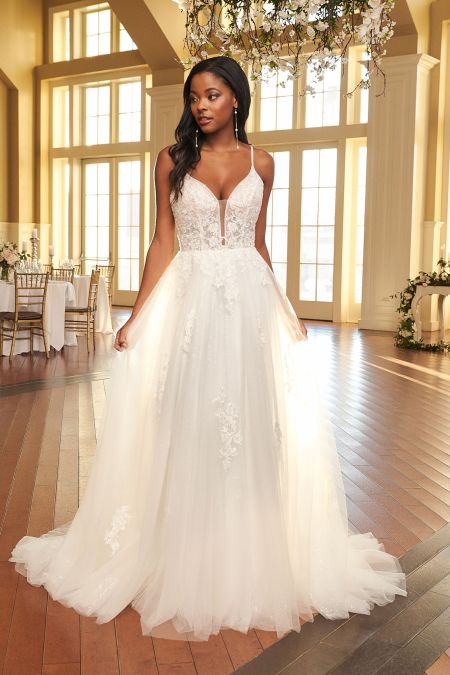 Traje de novia evase con falda de tul, lentejuelas y tirantes finos con pedrería