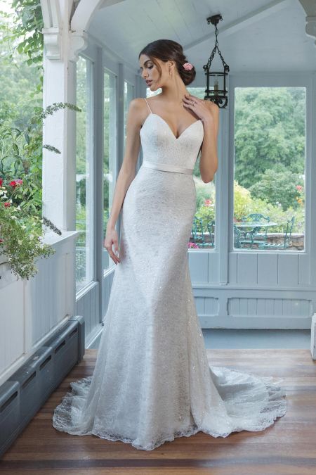 Traje de novia evase de chantilly, lentejuelas y espalda al aire