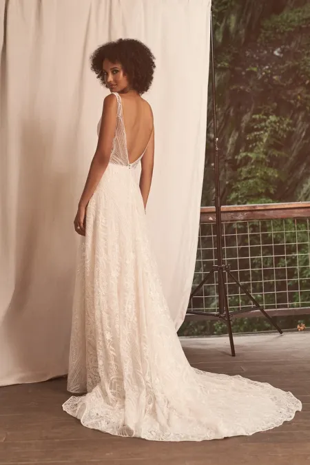 Traje de novia linea A con bordado y espalda en V