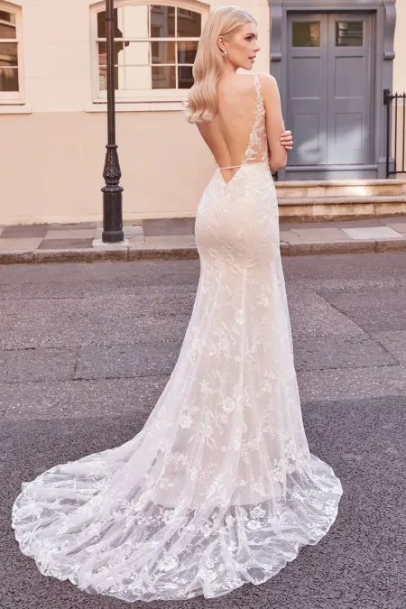 Traje de novia recto con espalda abierta en V y bordados en pedreria