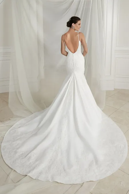 Traje de novia trompeta de raso con apliques de encaje, perlas y espalda abierta