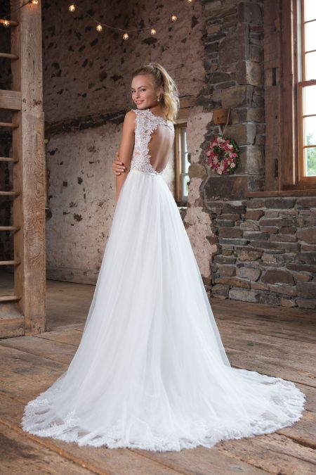 Traje evasé de tul y encaje,con pronunciado escote ilusión y espalda abierta