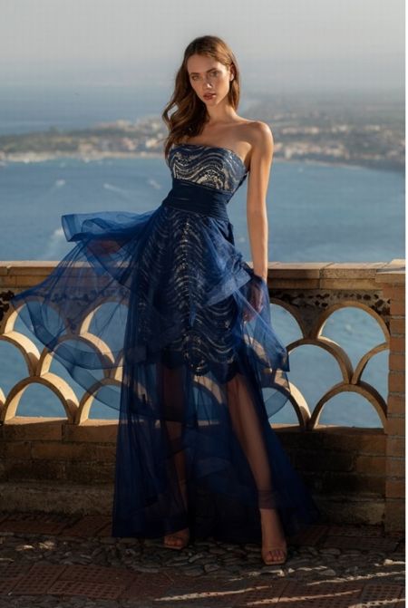 Vestido asimetrico con encaje y falda de volantes