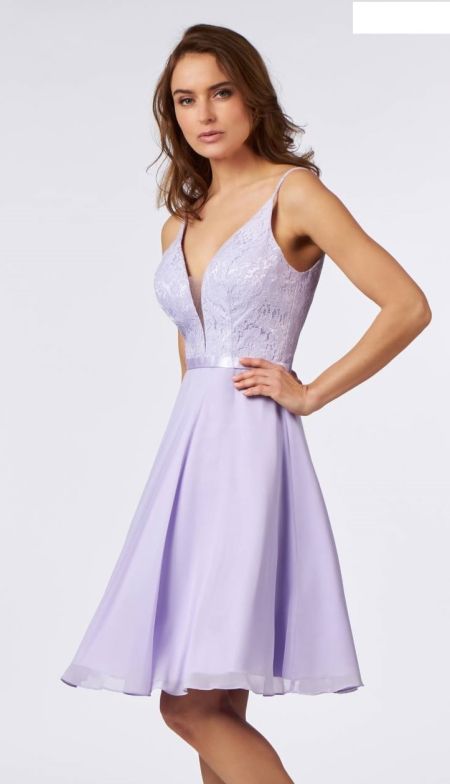 Vestido cocktail con cuerpo de encaje