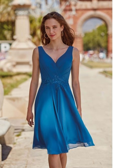 Vestido cocktail con detalles de encaje en la cintura