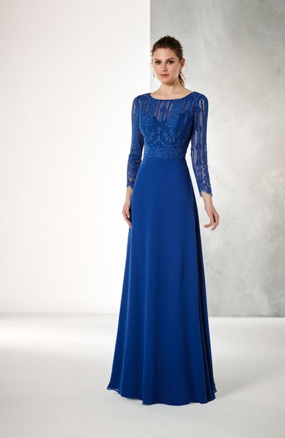 Vestido con cuerpo de encaje y mangas