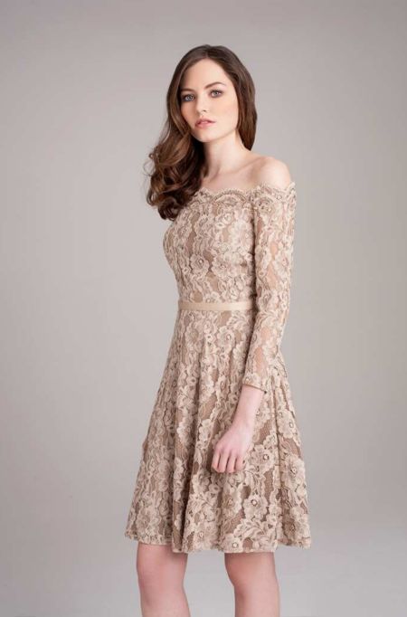 Vestido con encaje y escote barco